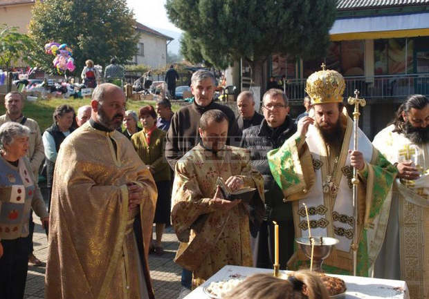 Неврокопският митрополит Серафим отслужипразничната литургия в храма "Света Петка" и благослови жителите на село Полена 