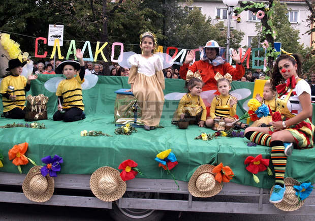 Многобройно карнавално дефиле премина по централната улица на Шумен 