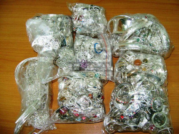 Контрабандни сребърни накити с общо тегло седем килограма са иззели служители на митническия пункт "Малко Търново"