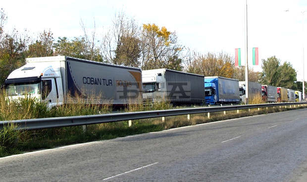 Въведено е ограничение на движението на тежкотоварни автомобили над 20 тона по пътя Благоевград - Кулата в района на Сандански Въведено е ограничение на движението на тежкотоварни автомобили над 20 тона по пътя Благоевград - Кулата в района на Сандански