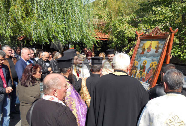 Стотици вярващи се помолиха пред чудотворната  икона "Покров Богородичен" от Мелник  за спиране на катастрофите и жертвите на пътя