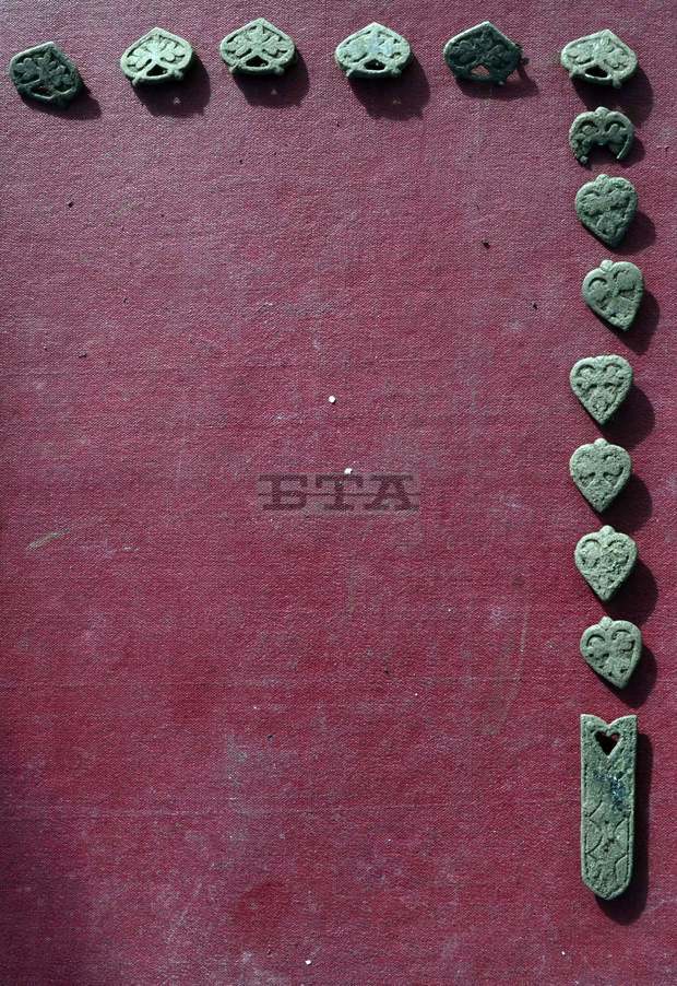 Археолози откриха бронзов колан на старобългарски воин в местността Славната канара