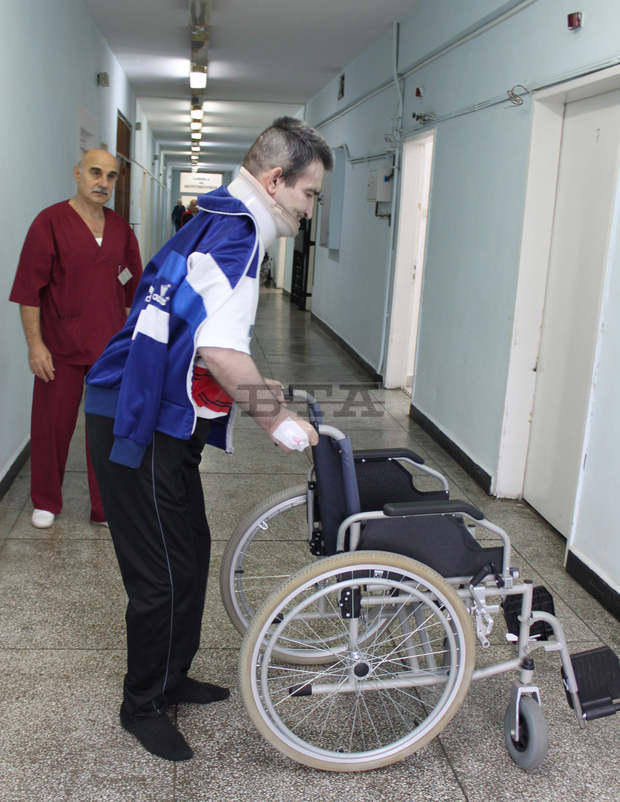 Екип на Университетската клиника по неврохирургия в Плевен е изправил на крака мъж, който е бил неподвижен година и половина