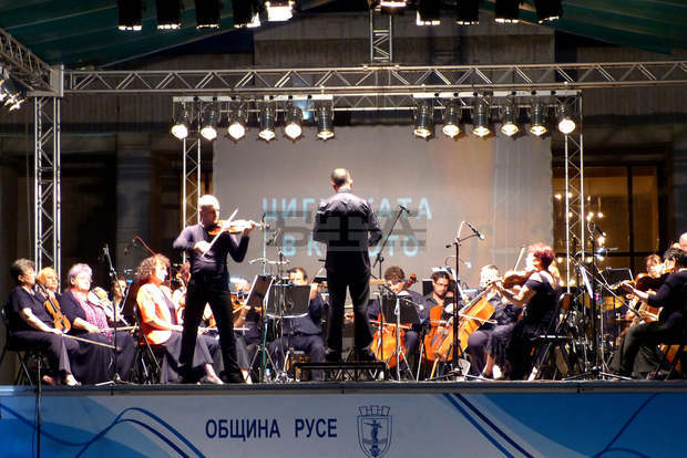 "Червената цигулка" открива Есенния салон на изкуствата и културата в Русе "Червената цигулка" открива Есенния салон на изкуствата и културата в Русе
