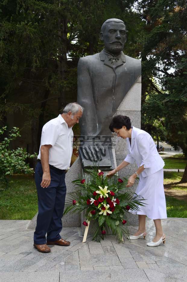 С поклонение пред паметника на Захарий Стоянов в Добрич се чества 129-годишнината от Съединението С поклонение пред паметника на Захарий Стоянов в Добрич се чества 129-годишнината от Съединението