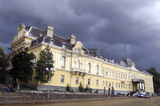 Албум представя 50 жени в българската живопис