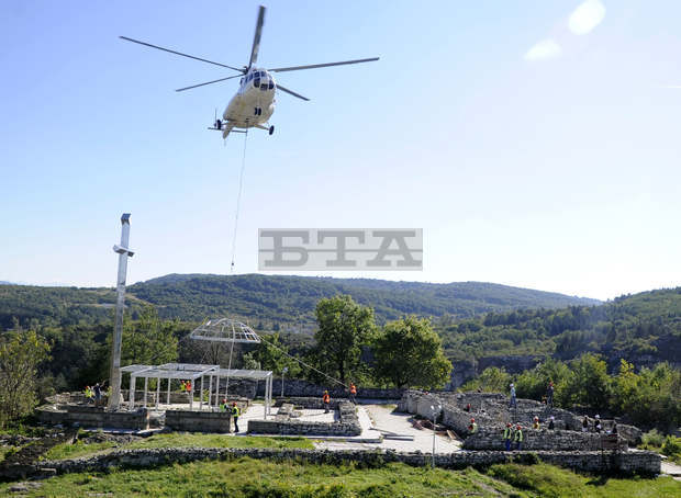 С хеликоптер бе монтирана четиритонна метална конструкция над базиликата в ловешката крепост