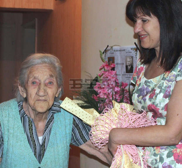 Заместник-кмет  на Плевен  връчи подаръци столетница 