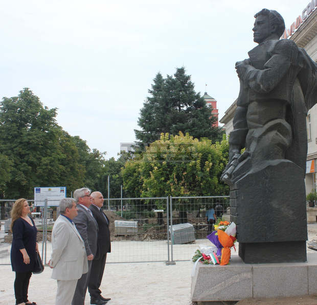 В Плевен пред паметника на Левски полагаха цветя представители на институциите и граждани В Плевен пред паметника на Левски полагаха цветя представители на институциите и граждани