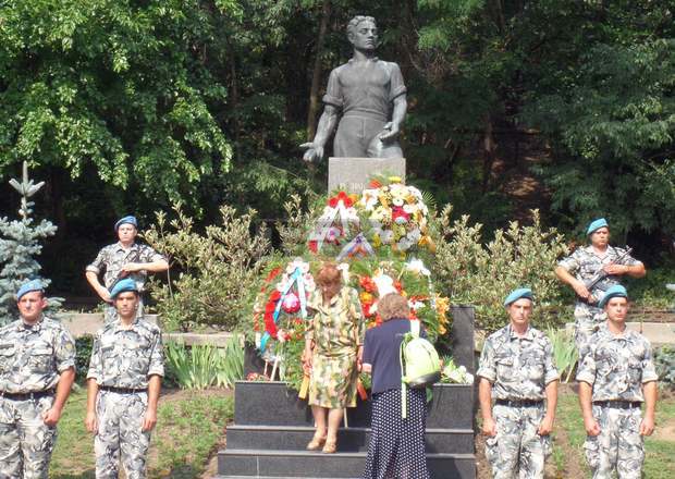 Малцина пловдивчани присъстваха на поклонението пред паметника на Васил Левски Малцина пловдивчани присъстваха на поклонението пред паметника на Васил Левски