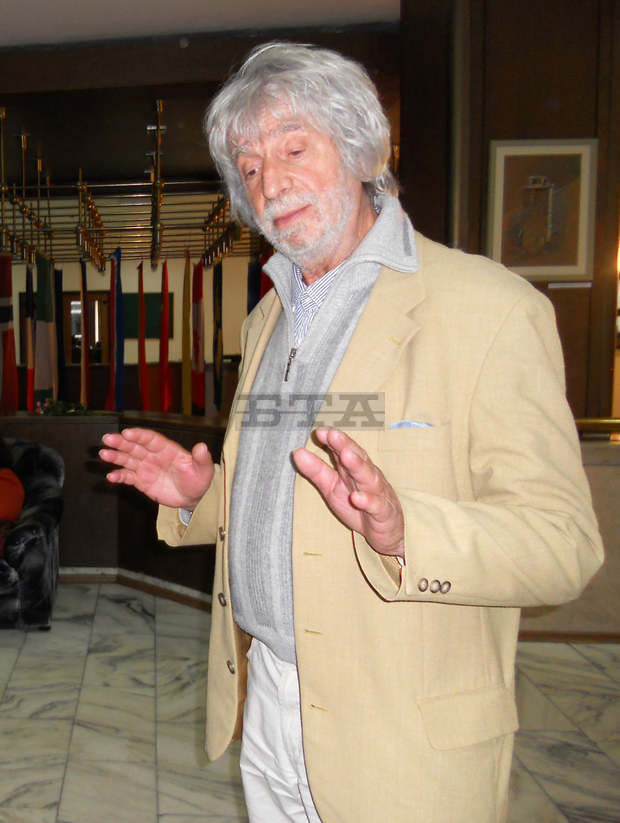 Картини, които нарича "любовни писма", представя маестро Никола Манев в първата си изложба в Благоевград под наслов "Моята България" 