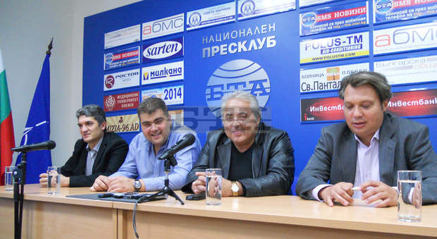 Екип ортопеди от Плевен за първи път в България и Източна Европа приложи иновативен метод с течен имплант за лечение на колянна става