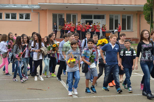Около 14 000 ученици започнаха годината в Монтанско Около 14 000 ученици започнаха годината в Монтанско