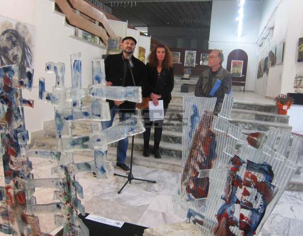 Изложбата на Невелина Янакиева в Плевен изненадва с нежни  стъклопластики, съвършени керамични творби и акварели, пълни с  драматизъм