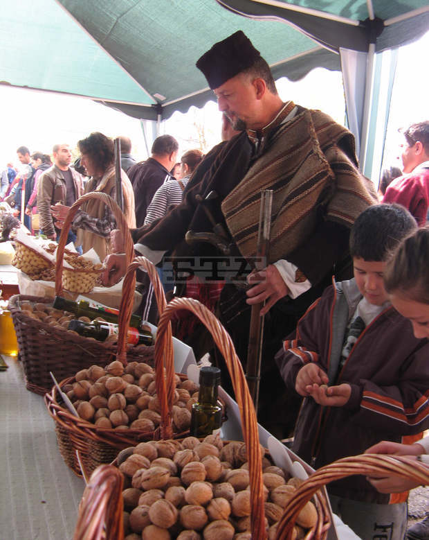 Стотици се събраха на Първия национален фестивал на ореха в село Голямо Дряново 