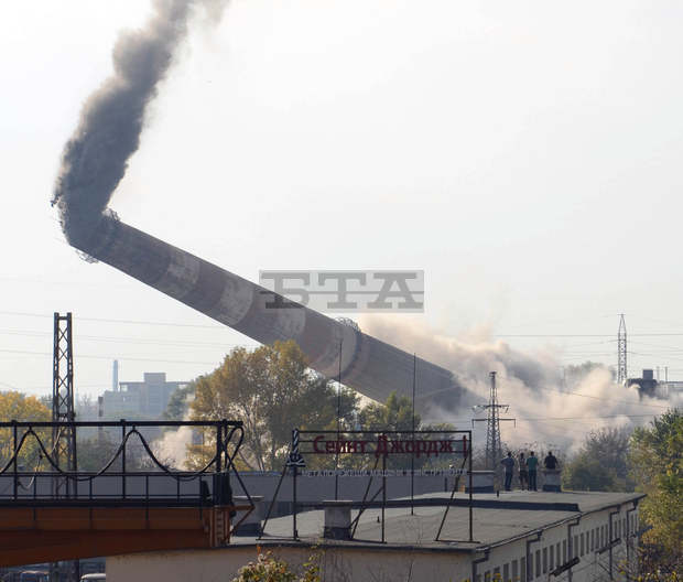 Взривиха 120-метров комин на стара отоплителна централа в Пловдив