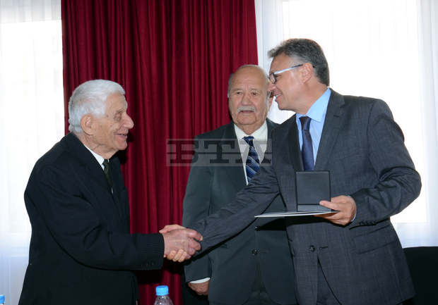 В Казанлък министърът на отбраната Велизар Шаламанов награди трима участници във Втората световна война от града 