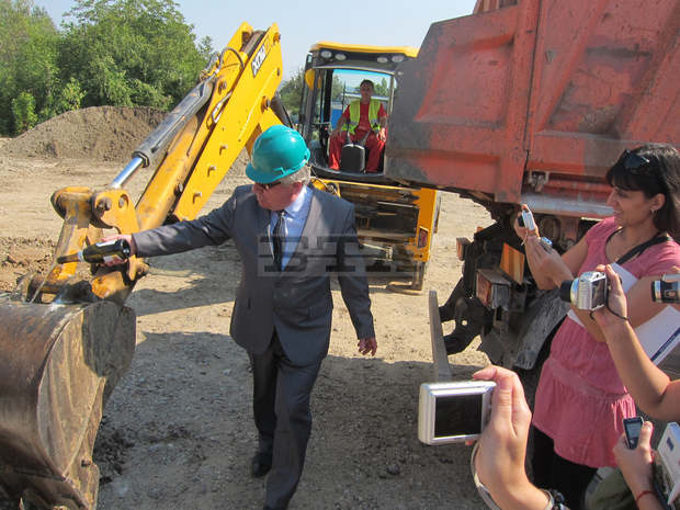 В Плевен днес бе направена първа копка за разширение на тролейбусната мрежа - инвестицията е по европроект на стойност 23 млн. лв. В Плевен днес бе направена първа копка за разширение на тролейбусната мрежа - инвестицията е по европроект на стойност 23 млн. лв.