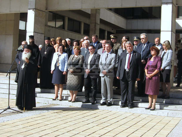 С литургия,  тържествена церемония, връчване на почетни звания и изложба започна празникът на Троян