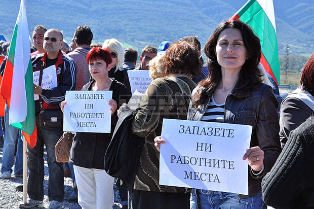 Около 60 работници от "Топлофикация"-Враца протестираха мирно на околовръстния път на града