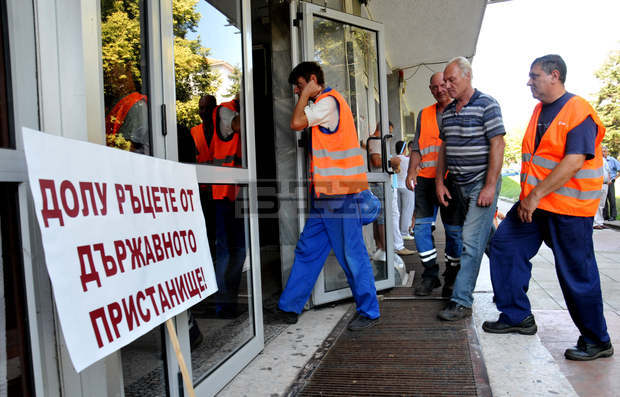 Общинската сесия в Бургас тази сутрин започна с протест Общинската сесия в Бургас тази сутрин започна с протест