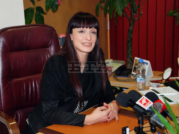 Народният представител Даниела Савеклиева обявява конкурс за студентско есе на тема"Насилието над жените - моето не"