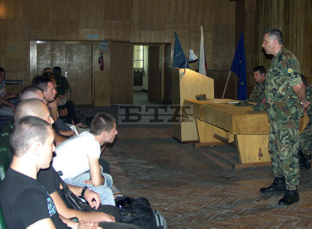 В Плевен започна военна подготовка на граждани, които ще служат в доброволен резерв на въоръжените сили В Плевен започна военна подготовка на граждани, които ще служат в доброволен резерв на въоръжените сили
