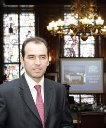 Central Bank Governor to Resign July 10, Calls for Fast Election of Successor
