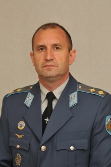 Air Force Commander Radev Tenders Resignation, Withdraws It after Meeting with Prime Minister