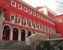 Коледен базар събира благотворително средства в Драматичен театър Пловдив