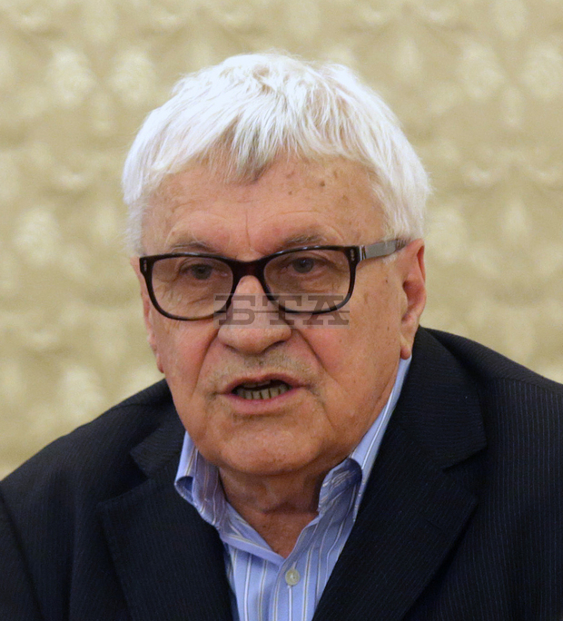 Проф. Андрей Пантев призова пернишките младежи да не емигрират и изоставят родината си в беда Проф. Андрей Пантев призова пернишките младежи да не емигрират и изоставят родината си в беда