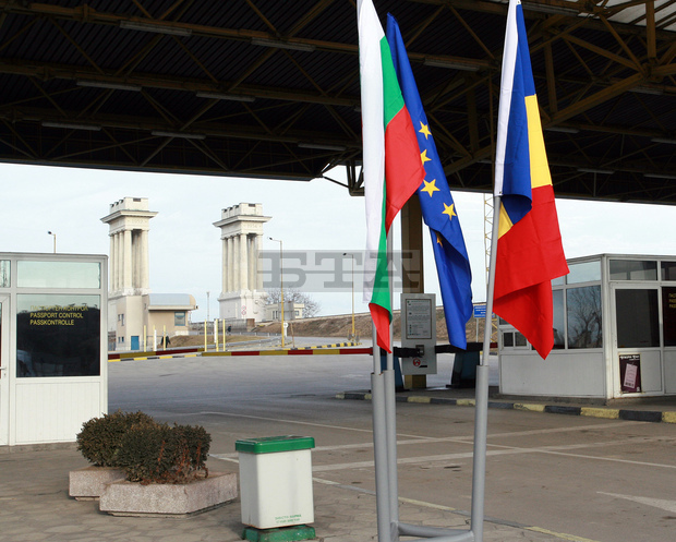 Митничари откриха 60 000 къса нелегални цигари в микробус на ГКПП "Дунав мост"