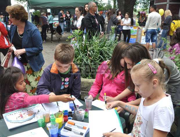 Във Видин млади художници преобразяват с рисунки паркове, детски площадки и електрически табла