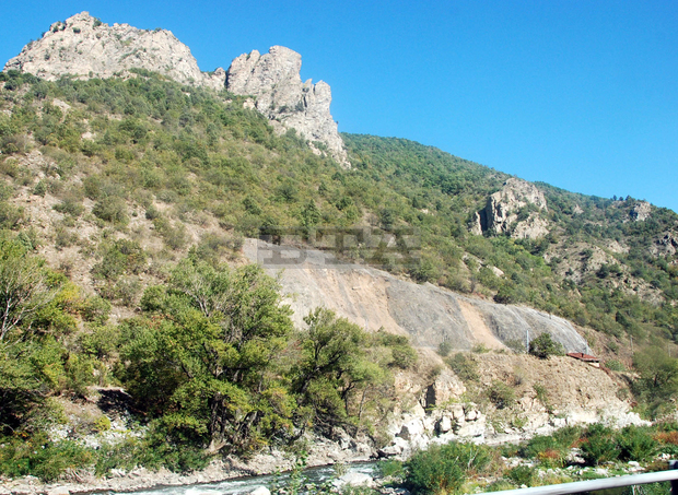 Движението в Кресненското дефиле временно се осъществява в една лента, поради изтегляне на паднал автомобил в  р. Струма