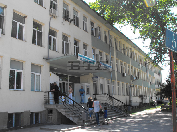 Народният представител д-р Дарин Димитров и младежи от ГЕРБ посетиха АГ-отделениетона болницата в Търговище Народният представител д-р Дарин Димитров и младежи от ГЕРБ посетиха АГ-отделениетона болницата в Търговище