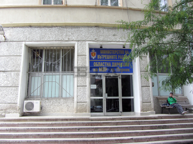Пернишки полицаи задържаха четирима рецидивисти за поредица от престъпления след преследване като на филм Пернишки полицаи задържаха четирима рецидивисти за поредица от престъпления след преследване като на филм