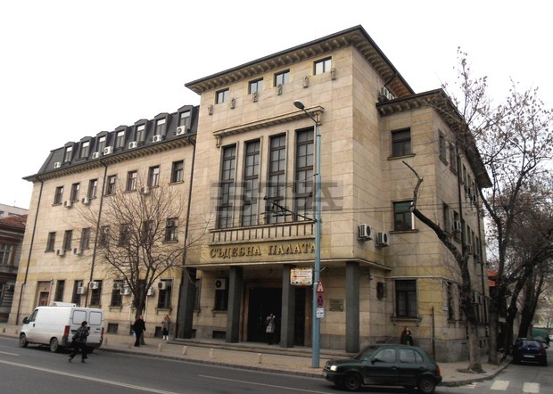 Зъболекарката, обвинена в източване на близо 17 хиляди лева от РЗОК, е на свобода под гаранция от 15 000 лева Зъболекарката, обвинена в източване на близо 17 хиляди лева от РЗОК, е на свобода под гаранция от 15 000 лева