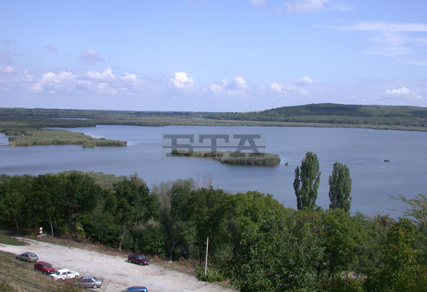 Почистват канала за връзка на езерото на резервата "Сребърна" с Дунав от наноси и саморасла растителност Почистват канала за връзка на езерото на резервата "Сребърна" с Дунав от наноси и саморасла растителност