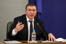 Health Minister Orders Reopening of Restaurants as of March 1