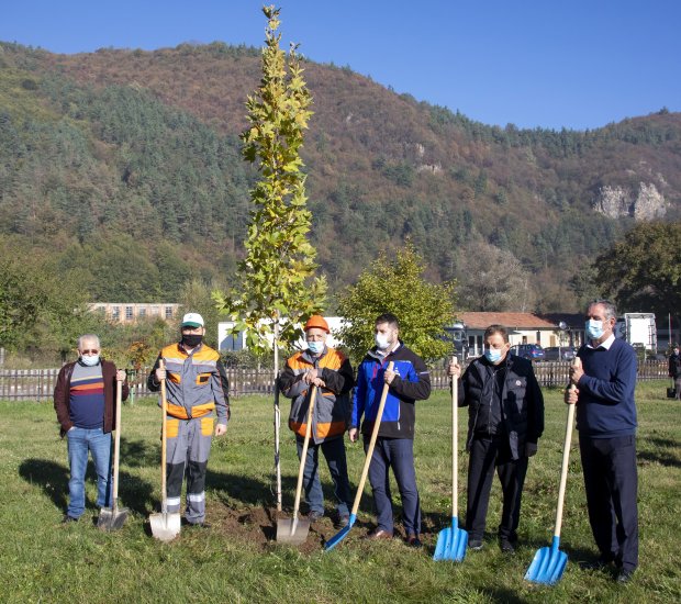 Над 100 дървета засадиха представители на Община Етрополе и Група ГЕОТЕХМИН