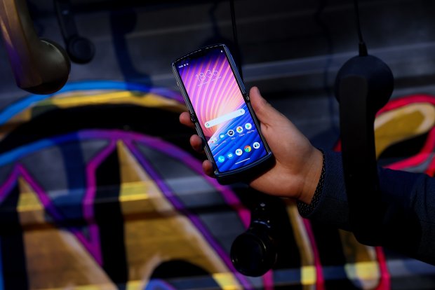 Motorola razr 5G е най-новият сгъваем смартфон в онлайн магазина на VIVACOM