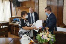 Дългогодишният главен готвач в Обществената трапезария получи заслужено признание от ръководството на Община Русе и целия си екип