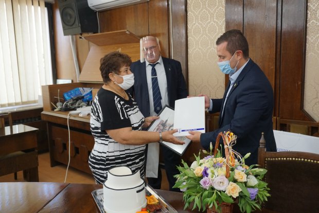 Дългогодишният главен готвач в Обществената трапезария получи заслужено признание от ръководството на Община Русе и целия си екип