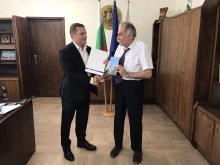 Живодар Душков подари книгата си „Нашият град днес“ на кмета на Община Русе
