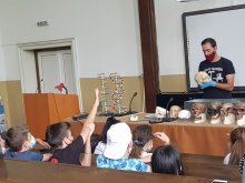 Произходът на човека и устройството на човешкото тяло изучават ученици в ИЕМПАМ-БАН