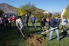 150 граждани на Етрополе засадиха над 120 фиданки по инициативата „Нашето зелено утре“