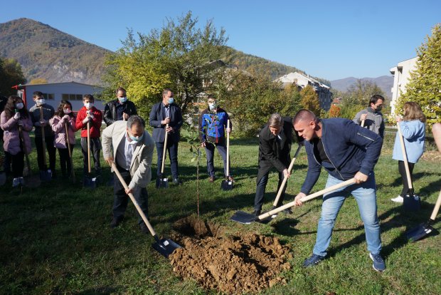 150 граждани на Етрополе засадиха над 120 фиданки по инициативата „Нашето зелено утре“