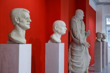 Скулпторът Андрей Врабчев показва в Габрово инсталация с лица на съвременни политици, поставени  в класически контекст