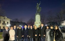 Стотици карловци и гости на града се поклониха пред паметта на Апостола на свободата