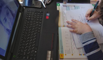 При 10 процента на заразени ученици или учители ще се преминава към онлайн обучение, каза министър Николай Денков